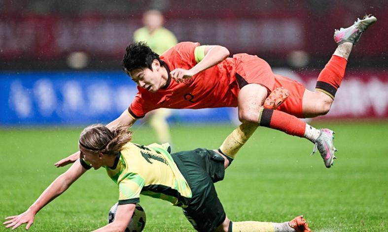 开云体育网址-杨铭锐太凶了！U19国青2-4袋鼠 小苗独了 场地太坑了！久尔太水了