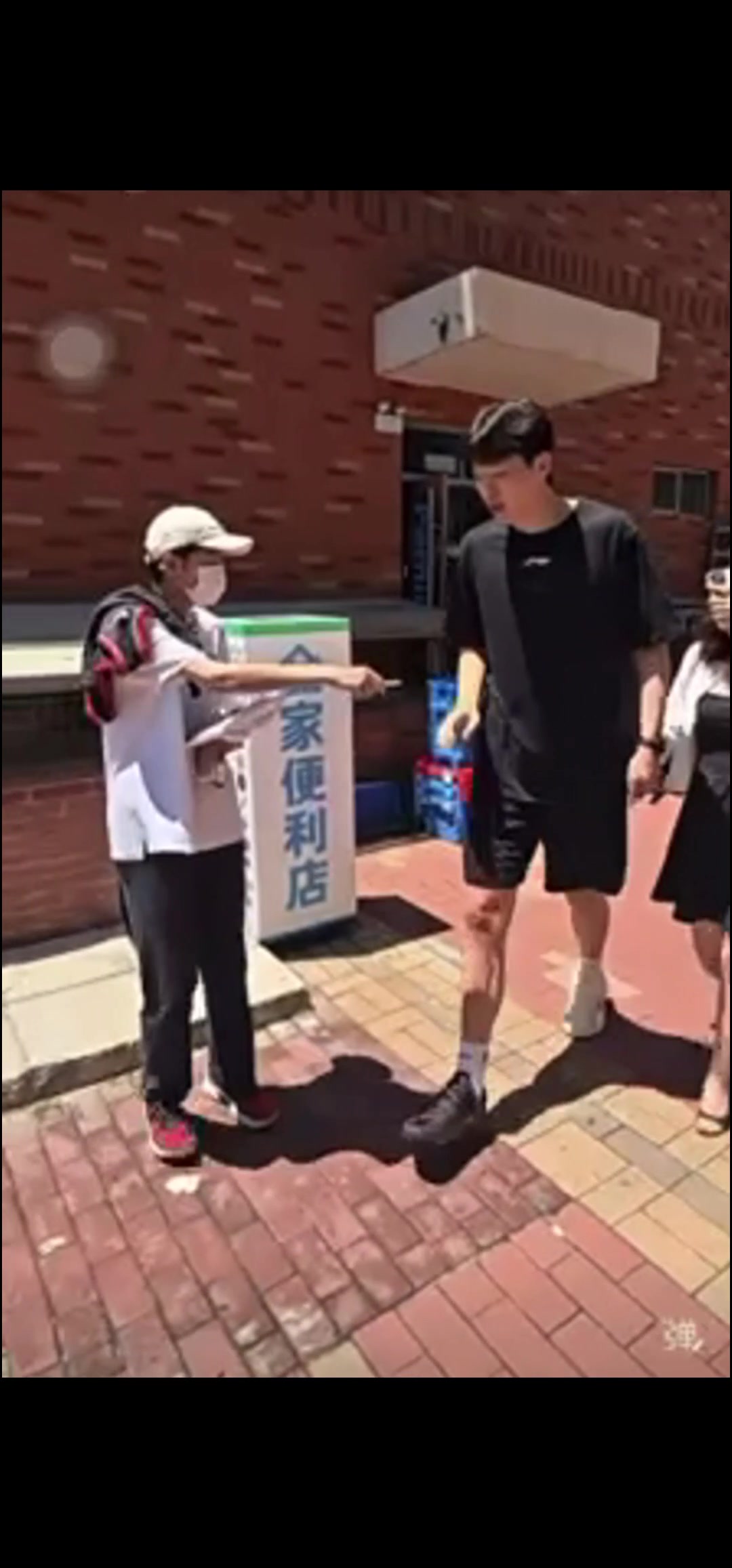 向杨瀚森索要签名合影未果 球迷：我们也没吃饭的 你给签个不行吗